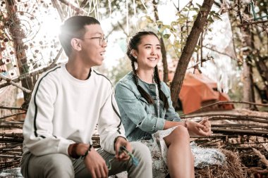 Olumlu memnun Uluslararası kız arkadaşı için dinleme