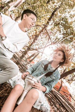 Özenli esmer kadın eşine dinleme