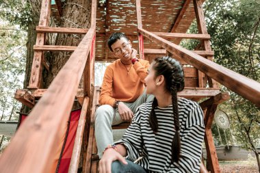 Yakışıklı genç adam onun ortağı arıyorum