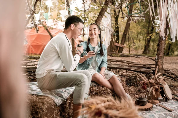 Positiva pareja encantada sentados en el parque juntos —  Fotos de Stock