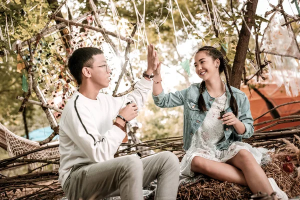 Incredibile bruna dai capelli lunghi che guarda il partner — Foto Stock