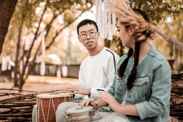 Hippie macht entspannende Musik im Park — Stockfoto