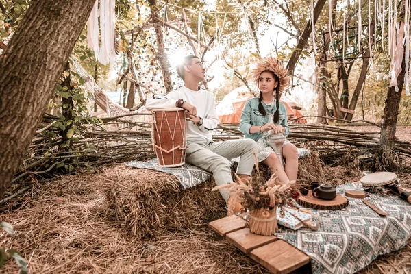 Розслаблена міжнародна пара має чайну церемонію на природі — стокове фото