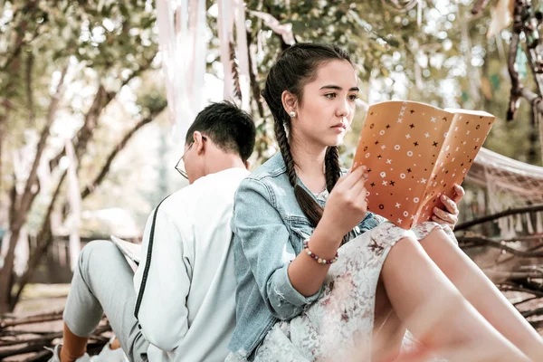 Sconvolto affascinante persona femminile leggere il suo libro — Foto Stock