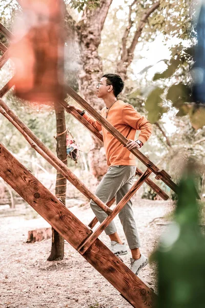 Aufmerksam brünette mann genießen natur im park — Stockfoto