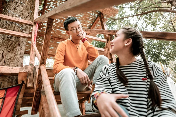 Persone internazionali compiaciute che si guardano — Foto Stock