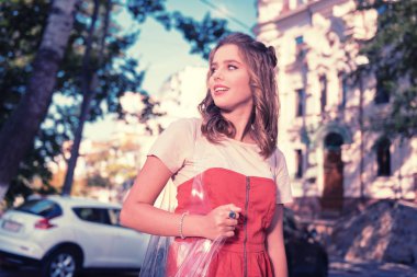 Onu hafta sonu duygu ücretsiz ve rahatlamış güzel esmer kadın