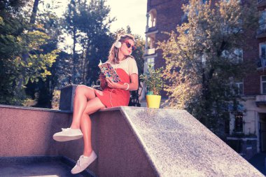 Esmer öğrenci yurdu onun ev bitki ile hareket ederken heyecanlı hissediyorum