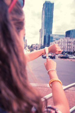 Yüzük ve bilezik sağ elinde zaman kontrol giymiş esmer kadın