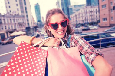 Kıvırcık ışınlama kadın erkek arkadaşından sunar birçok alma sonra mutlu hissediyor