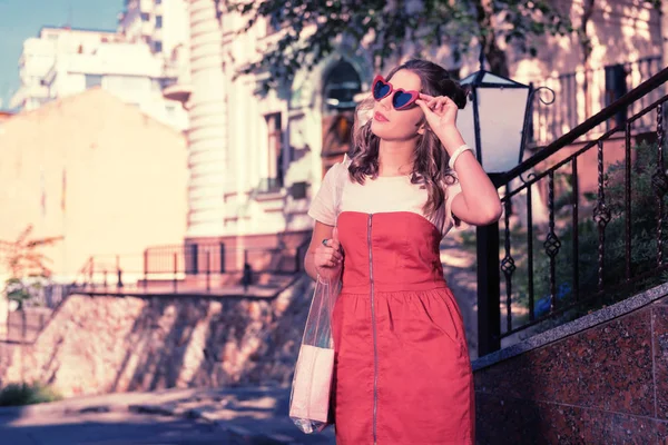 Stylish modern woman wearing bright red sunglasses and white bracelet — Stock Photo, Image