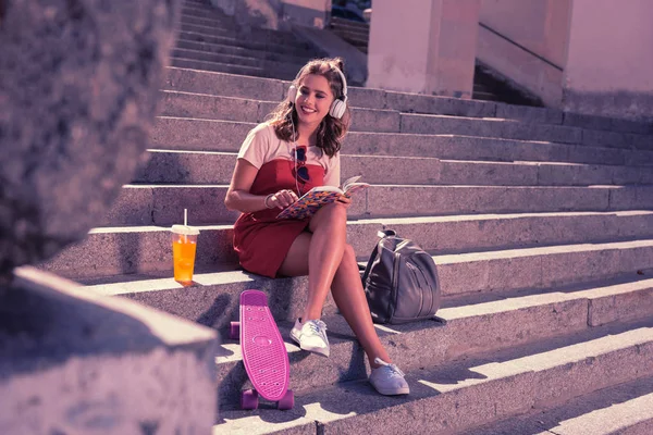 Chica joven se siente increíble mientras se enfría sentado en el centro de la ciudad — Foto de Stock