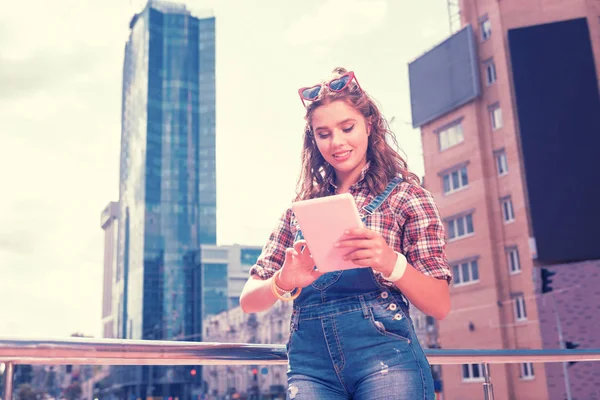 Första årets studerande håller hennes elektroniska bok medan du förbereder för projekt — Stockfoto