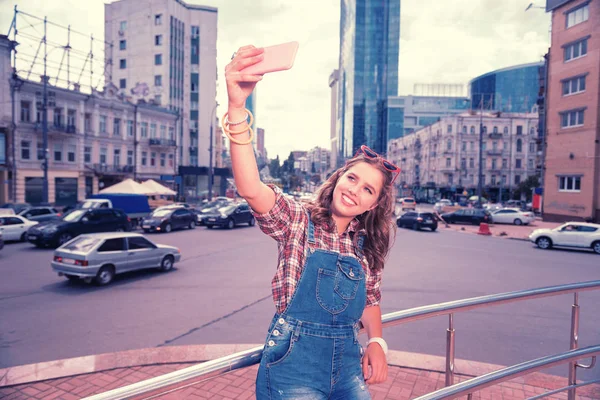 Ung bloggare att göra selfie stående i mitten av staden — Stockfoto