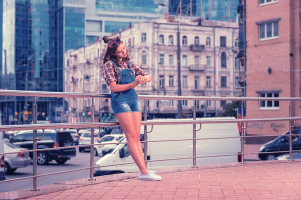 Elegante hermosa chica delgada que comprueba el tiempo en el reloj de la mano esperando amigos —  Fotos de Stock