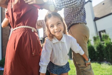 Kamerada poz veren mutlu kızın portresi.