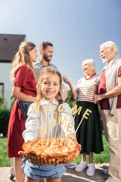 Positiv glad barn håller kakan i båda händer — Stockfoto