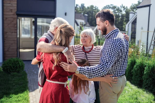 Gente positiva y encantada pasando los fines de semana juntos en casa — Foto de Stock