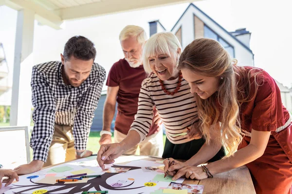 Positivo persone felici facendo il loro albero genealogico — Foto Stock