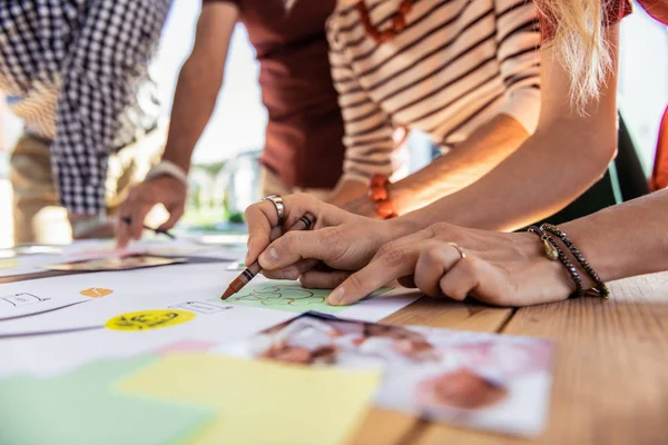 Primer plano de la mano femenina que dibujo — Foto de Stock