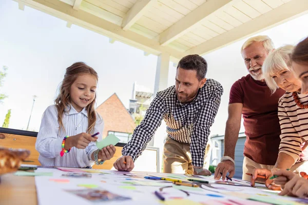 Attento bruna maschio guardando sua figlia — Foto Stock