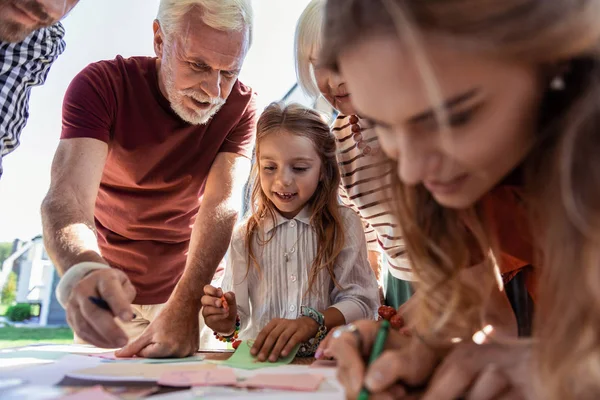 Piacere ragazza bionda disegno suo albero genealogico — Foto Stock