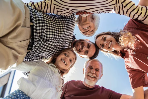 Speels meisje maken van grappige gezichten op camera — Stockfoto