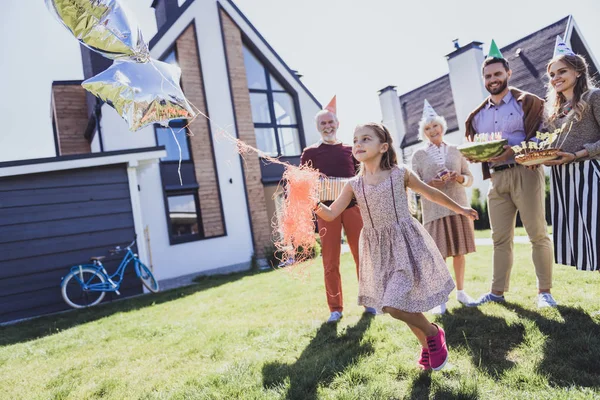 Positivo personas encantadas que tienen el estado de ánimo festivo juntos — Foto de Stock