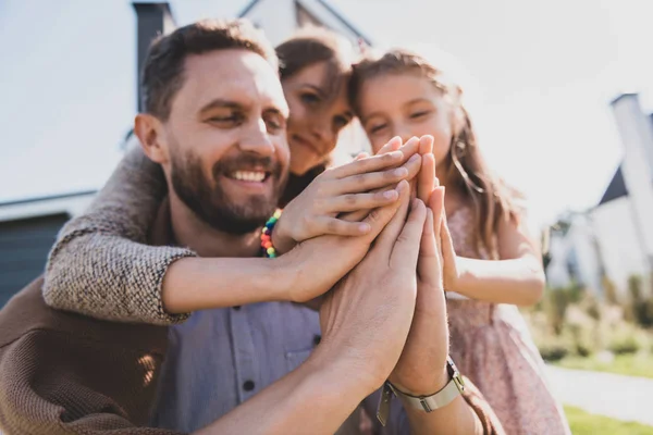 Positivo hombre barbudo encantado mirando pequeñas manos — Foto de Stock