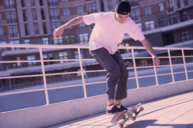 Aşırı spor türünü yapan sağlıklı genç erkek