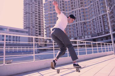 Aktif genç adam onun egzersizleri kaykay üzerinde gösteren