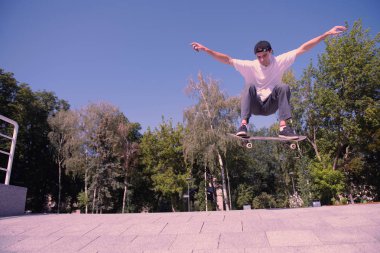 Esmer erkek sportif yeteneklerini gösteren pozitif memnun