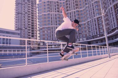 Mutlu çocuk kendini eğitim sırasında büyük duygu