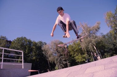 Dikkat et genç adam onun becerilerini sporda gösterilen