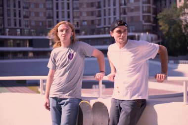 Eğitimden sonra duraklama sahip iki yakın arkadaşlarım