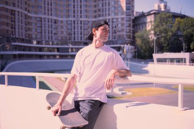 Ciddi erkek kişi onun hileler hakkında düşünme