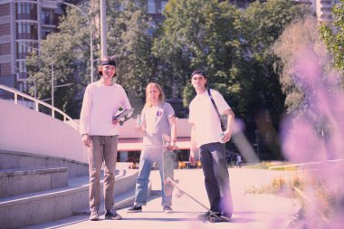 Olumlu memnun erkekler doğruca kameraya arıyorum