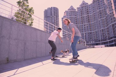 Genç adam büyük bir zevk ile vakit