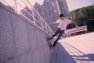 Neşeli esmer fotoğraf makinesinde yeteneklerini gösteren