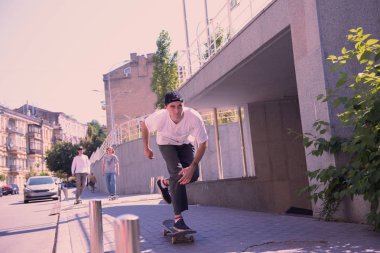 Rahat çocuk ile sokak pateni gidiyor