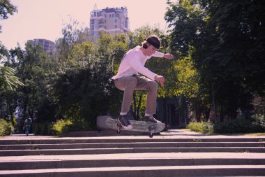 Esmer erkek sportif onun görevleri tamamlama konsantre