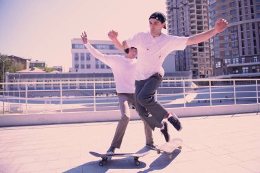 Erkek kişi meslektaşı ile kameraya poz konsantre