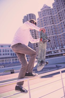 Aktif genç adam yarı pozisyonda ayakta