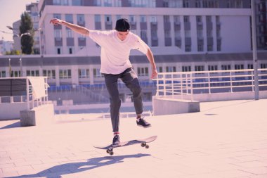 Tehlikeli kaykay üzerinde yapan konsantre esmer