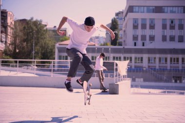 Aktif genç erkek kişi fiziksel egzersizleri yapıyor