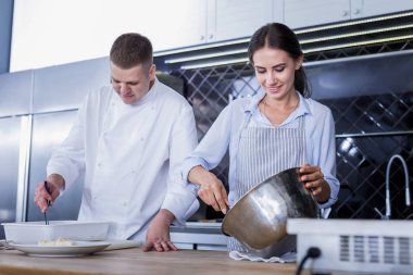 Mutfakta çok dikkatli olmak hoş Bayan