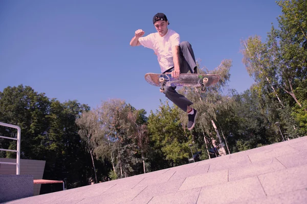 Schöner junger Mann demonstriert coolen Trick in der Luft — Stockfoto
