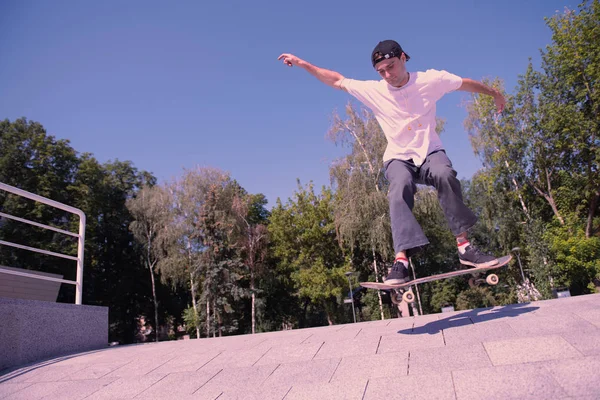 Aufmerksame männliche Person lernt Skateboard — Stockfoto