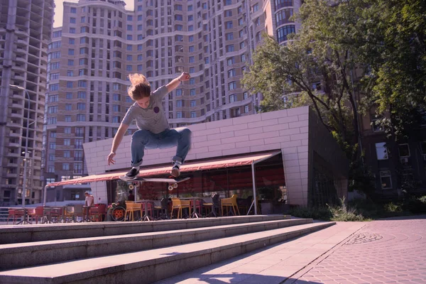 Extremer junger Mann springt auf seinem Skateboard — Stockfoto
