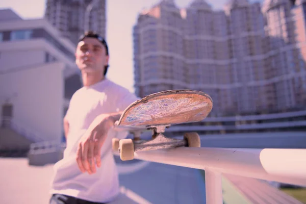 Närbild på skateboard som stående på förgrunden — Stockfoto